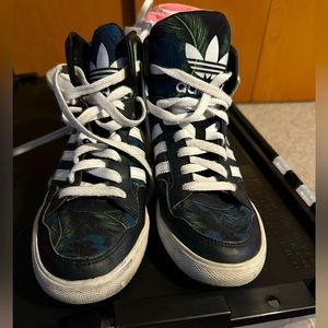 Adidas high tops extaball size 7